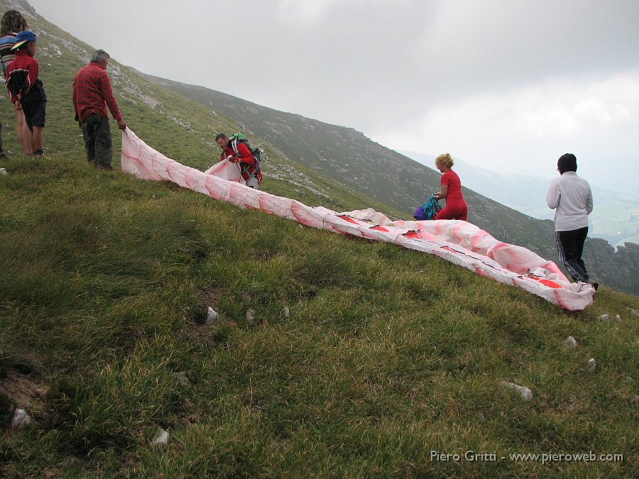 Menna3ag08 109.jpg - Si apre il parapendio